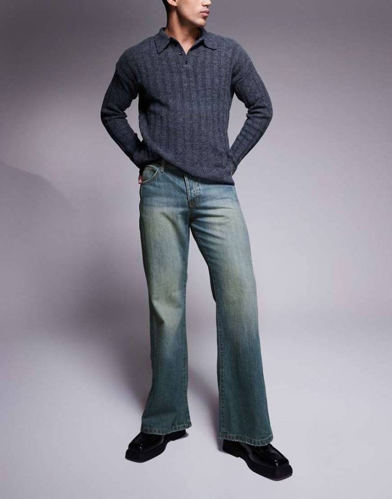 ASOS DESIGN - Weite Schlagjeans in mittelblauer Waschung mit Nahtdetail ASOS DESIGN - Weite Schlagjeans in mittelblauer Waschung mit Nahtdetail von ASOS DESIGN