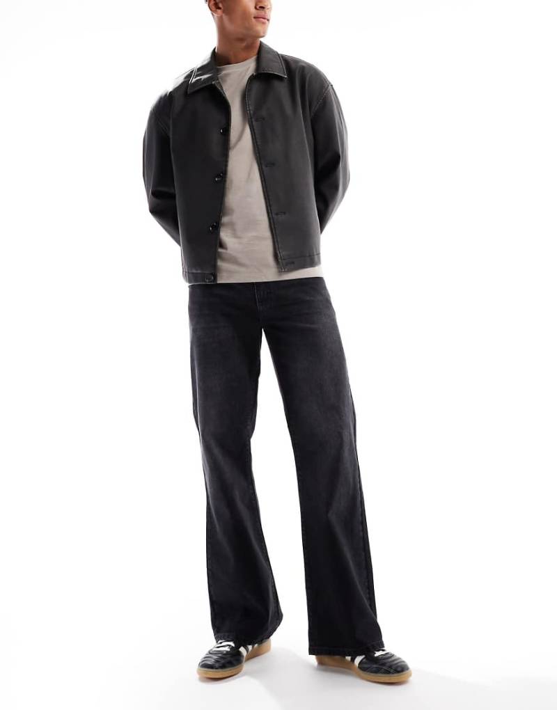 ASOS DESIGN - Weite Schlagjeans in schwarzer Waschung von ASOS DESIGN