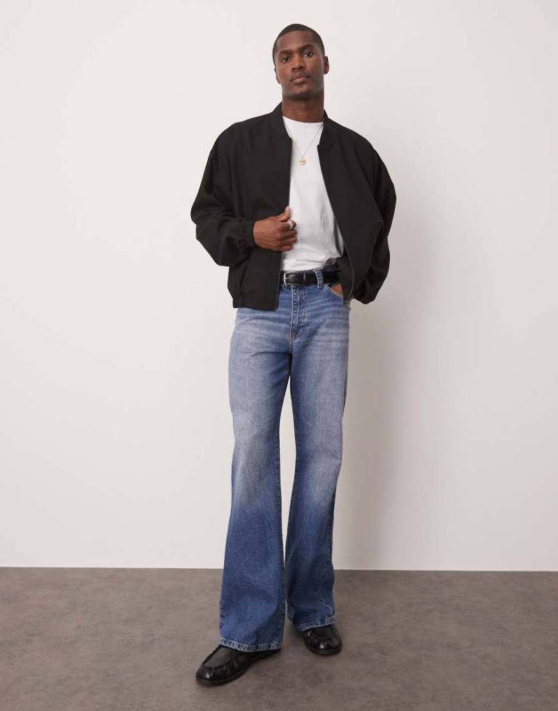 ASOS DESIGN - Weite Schlagjeans in verwaschenem Hellblau von ASOS DESIGN