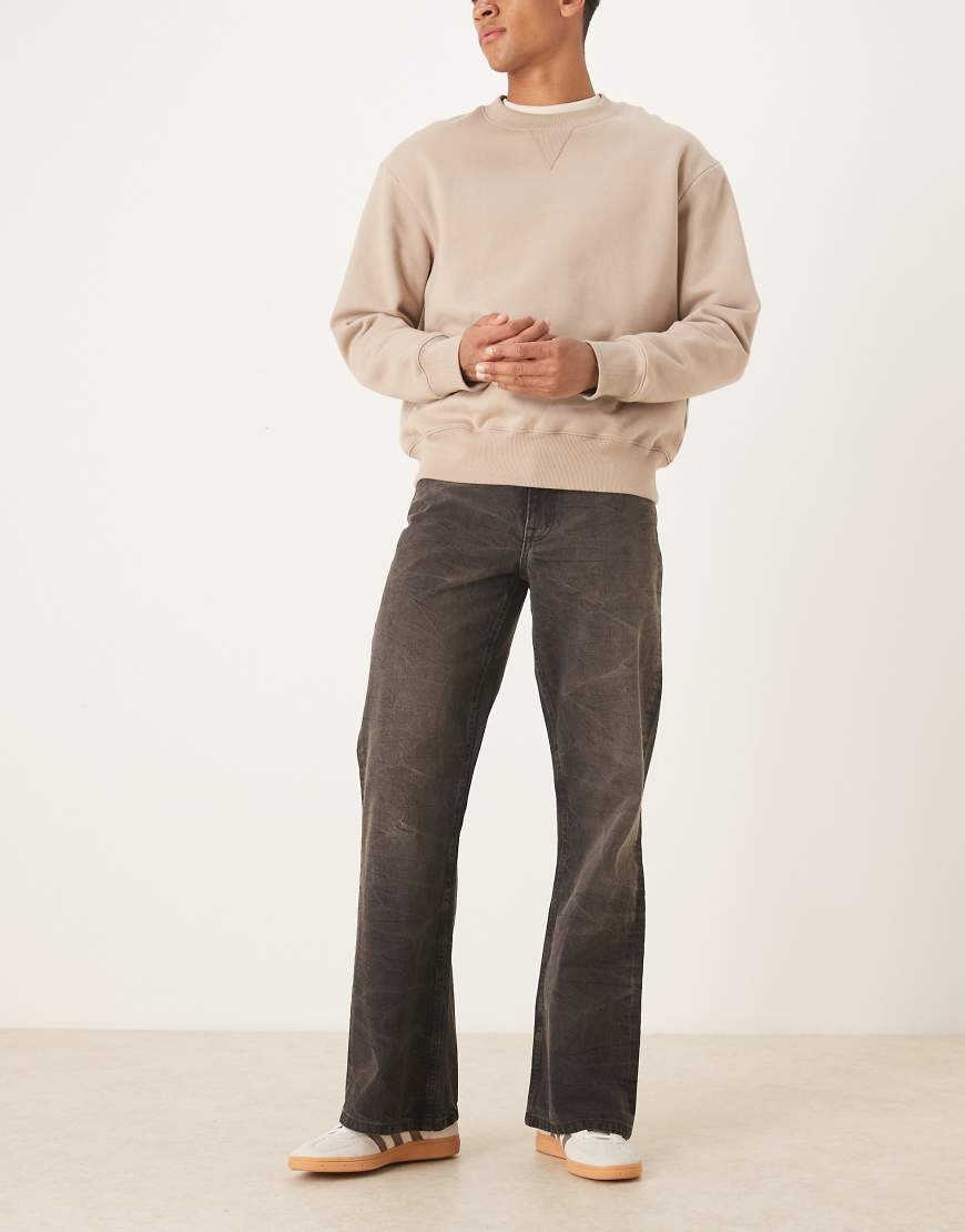 ASOS DESIGN - Weite Schlagjeans in verwaschenem Schwarz mit Braunstich von ASOS DESIGN