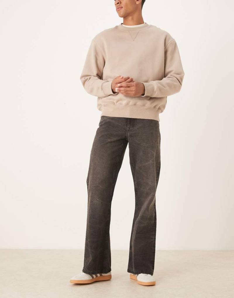 ASOS DESIGN - Weite Schlagjeans in verwaschenem Schwarz mit Braunstich von ASOS DESIGN