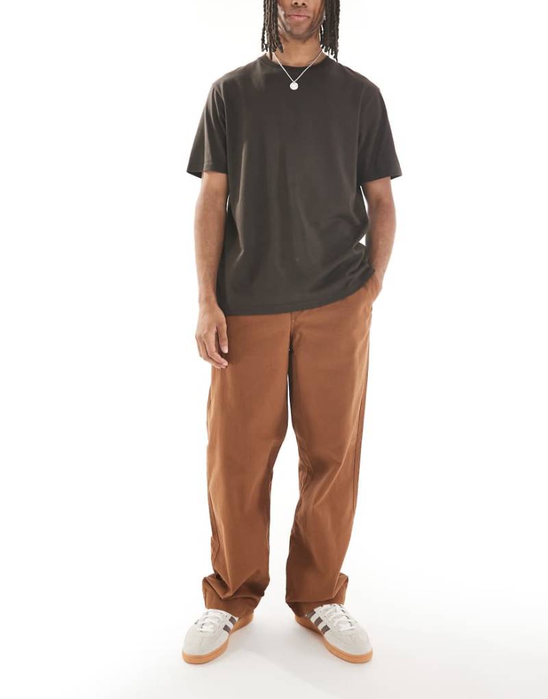 ASOS DESIGN - Weite Schlupfhose in Braun mit Tasche hinten mit Logo-Patch von ASOS DESIGN