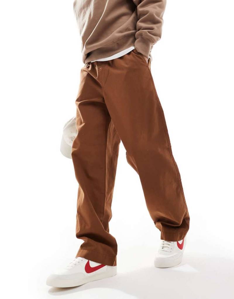 ASOS DESIGN - Weite Schlupfhose in Braun mit Tasche hinten mit Logo-Patch von ASOS DESIGN