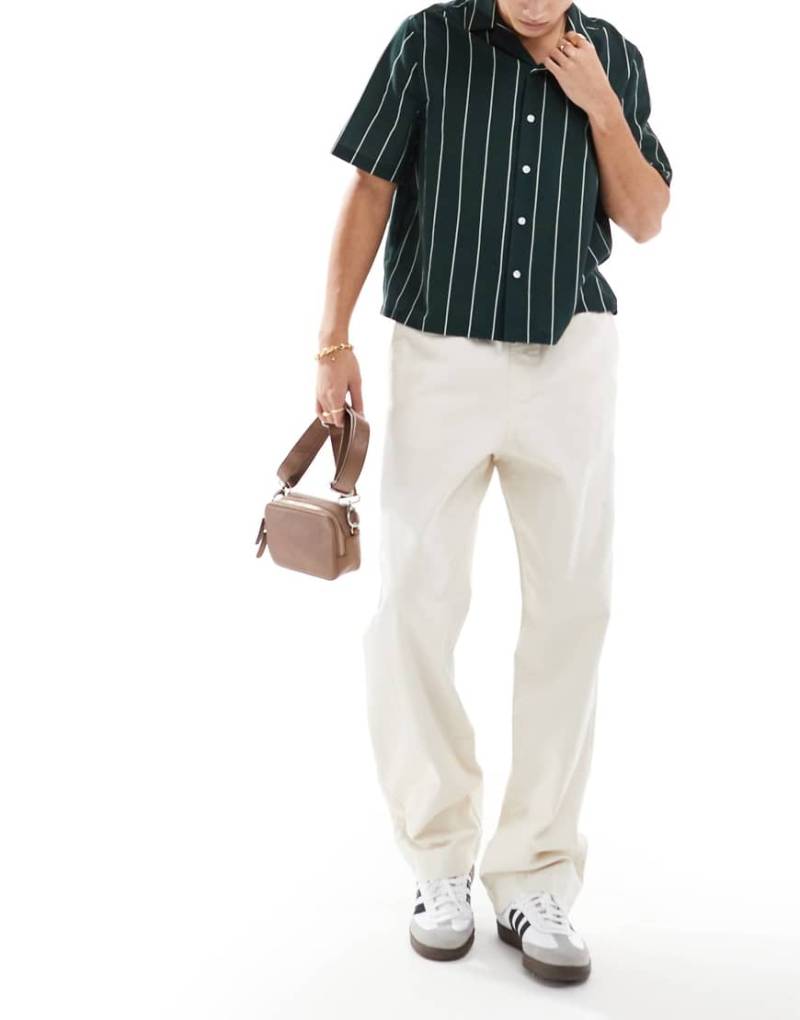 ASOS DESIGN - Weite Schlupfhose in Ecru mit Tasche hinten mit Logo-Patch-Neutral von ASOS DESIGN