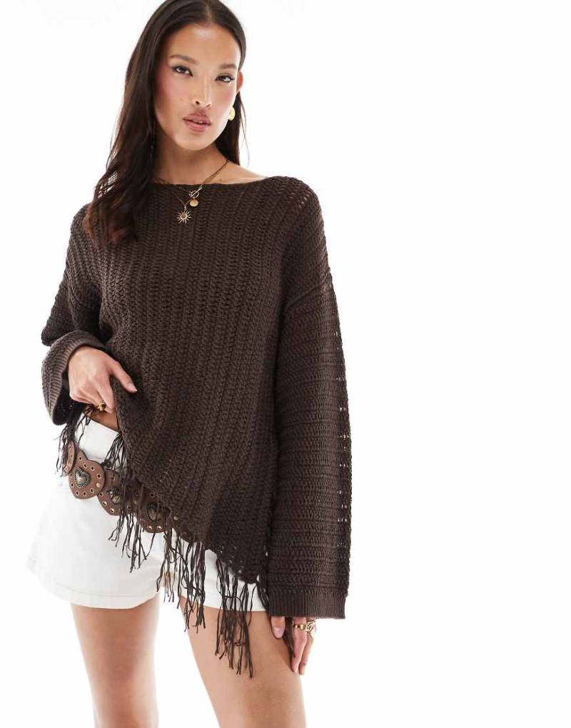 ASOS DESIGN - Weiter Pullover aus Häkelstrick in Schokobraun mit One-Shoulder-Design und Fransen von ASOS DESIGN