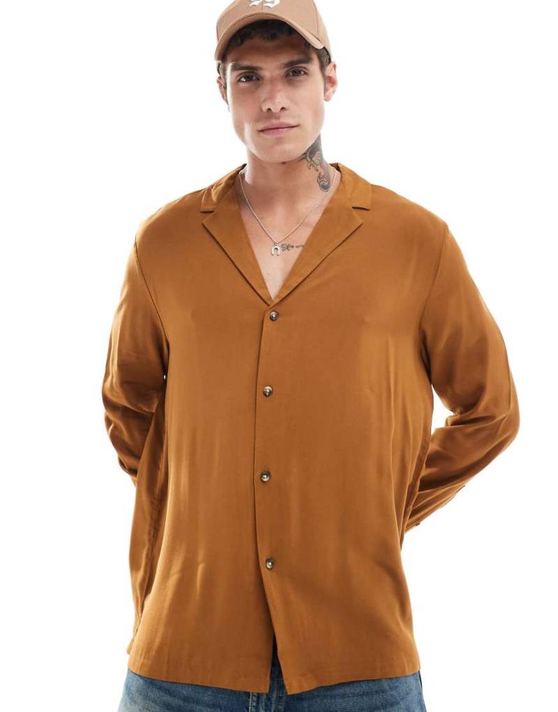 ASOS DESIGN - Weites Hemd aus Viskose in Hellbraun mit tiefem Reverskragen von ASOS DESIGN