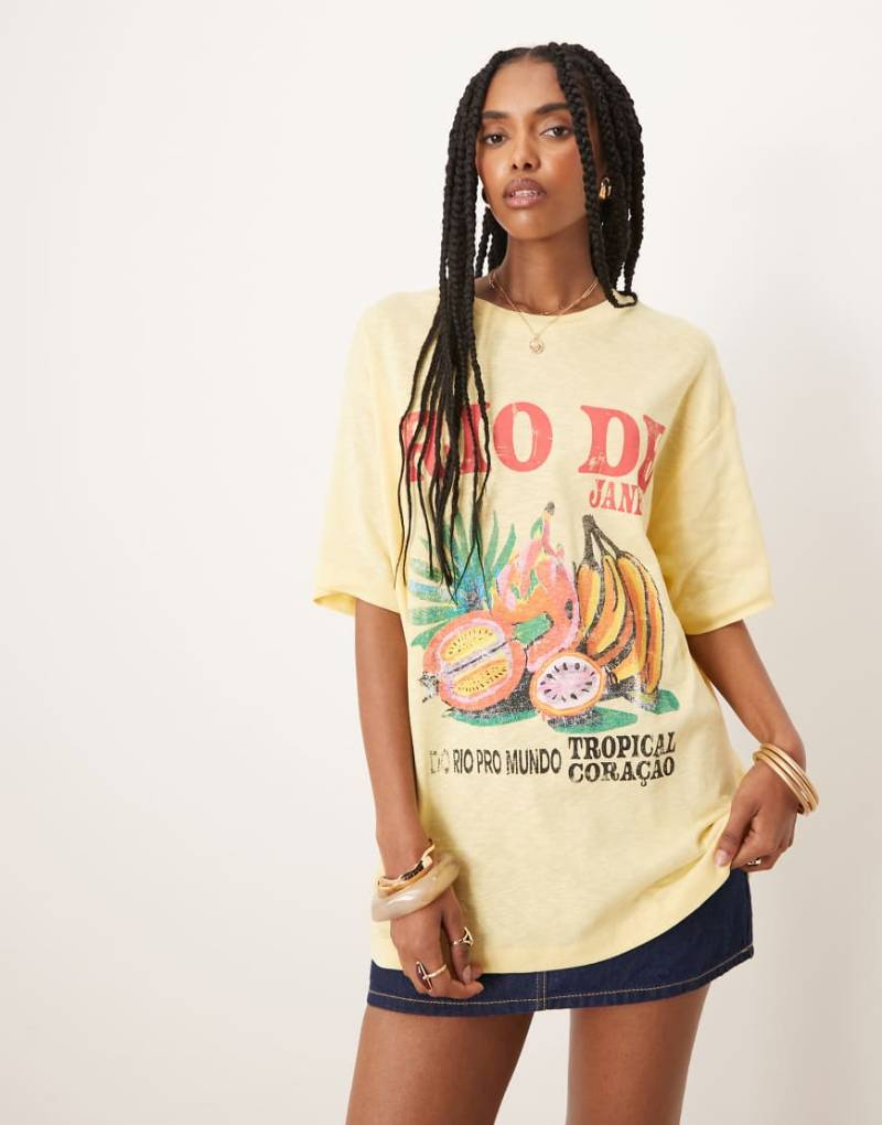ASOS DESIGN - Weites Oversize-T-Shirt in gelb mit „Rio de Janeiro"-Früche-Print von ASOS DESIGN