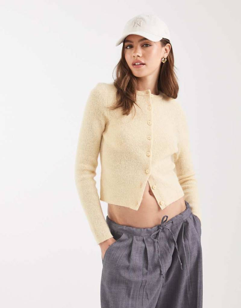 ASOS DESIGN - Knapp geschnittene Strickjacke in Buttermilchgelb mit Rundhalsausschnitt von ASOS DESIGN