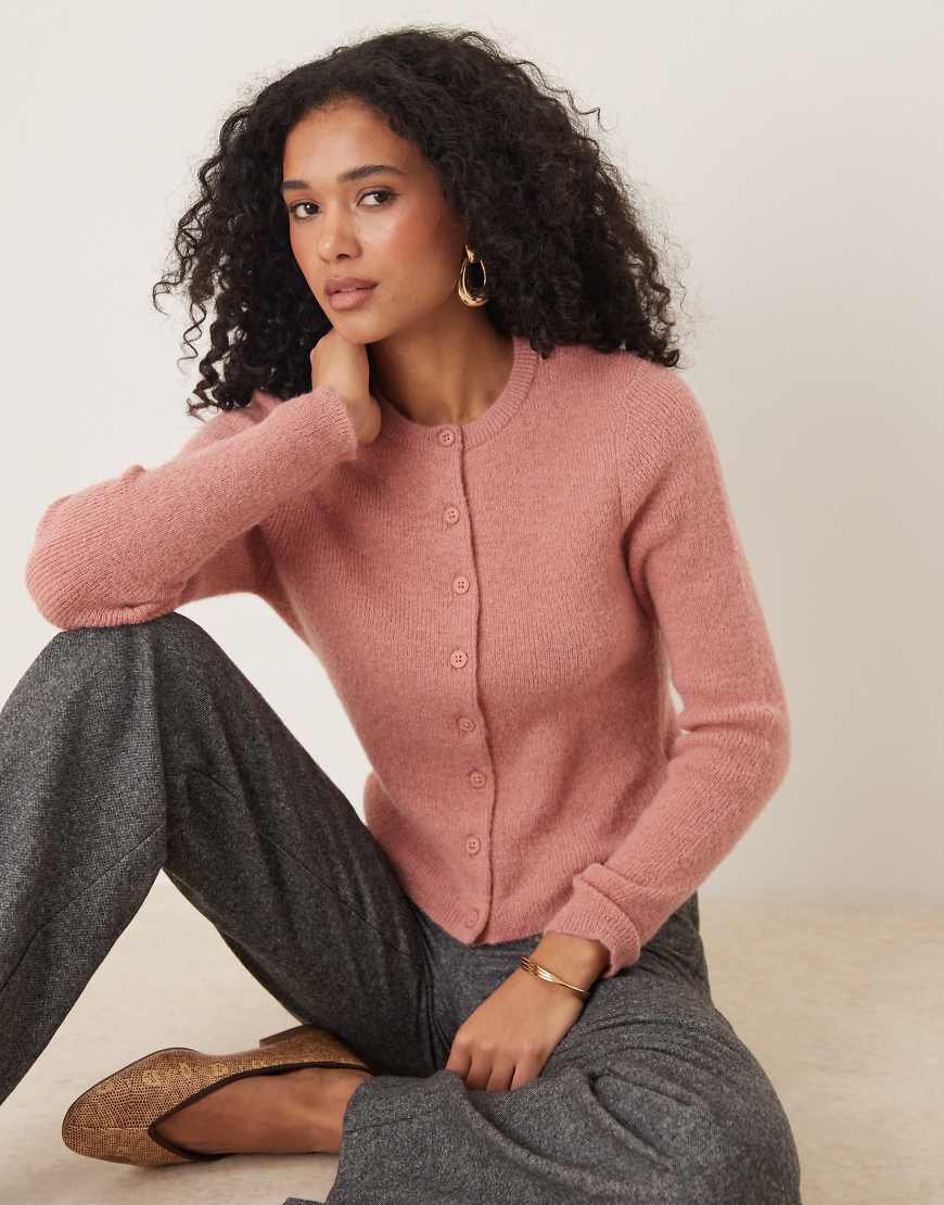 ASOS DESIGN - Weitmaschige, figurbetonte Strickjacke in Staubrosa mit Rundhalsausschnitt ASOS DESIGN - Weitmaschige, figurbetonte Strickjacke in Staubrosa mit Rundhalsausschnitt von ASOS DESIGN