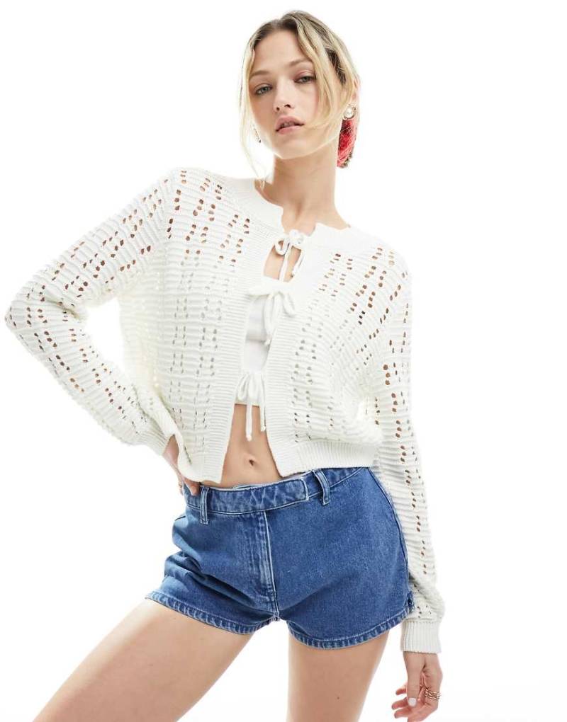 ASOS DESIGN - Weitmaschige Strickjacke in Cremeweiß mit geschnürter Vorderseite von ASOS DESIGN