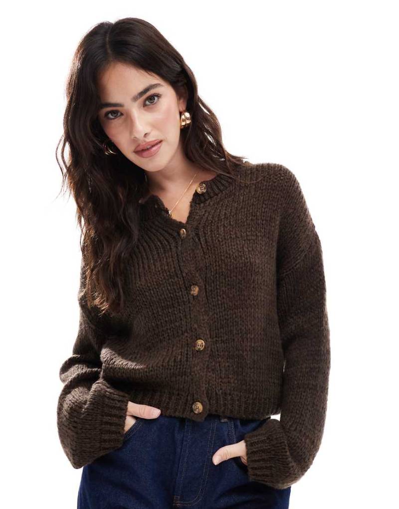 ASOS DESIGN - Weitmaschige Strickjacke in Schokobraun mit Rundhalsausschnitt von ASOS DESIGN