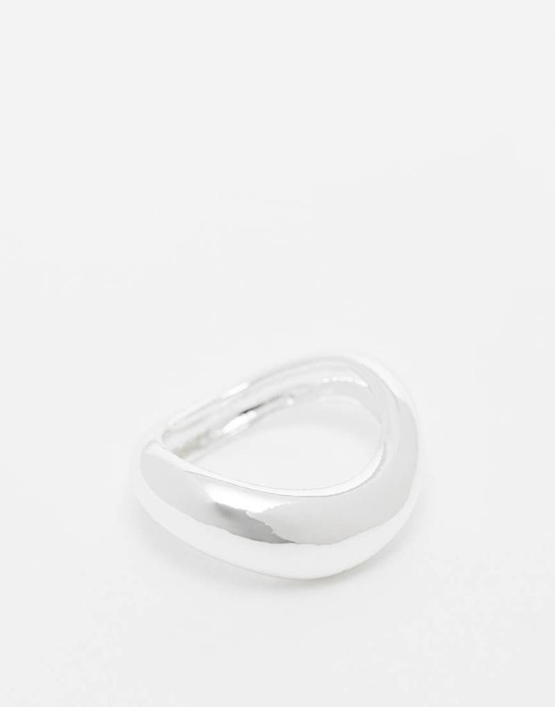 ASOS DESIGN - Wellenförmiger, versilberter Ring von ASOS DESIGN