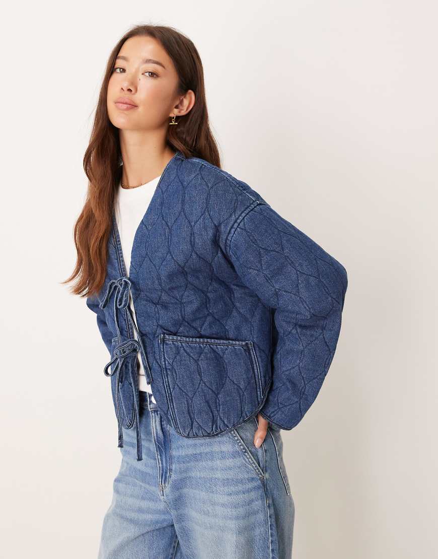 ASOS DESIGN - Wendbare Jeans-Steppjacke in Blau mit Bandana-Muster-Bunt von ASOS DESIGN