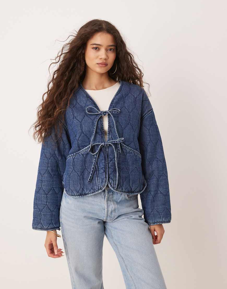 ASOS DESIGN - Wendbare Jeans-Steppjacke in Blau mit Bandana-Muster-Bunt ASOS DESIGN - Wendbare Jeans-Steppjacke in Blau mit Bandana-Muster-Bunt von ASOS DESIGN