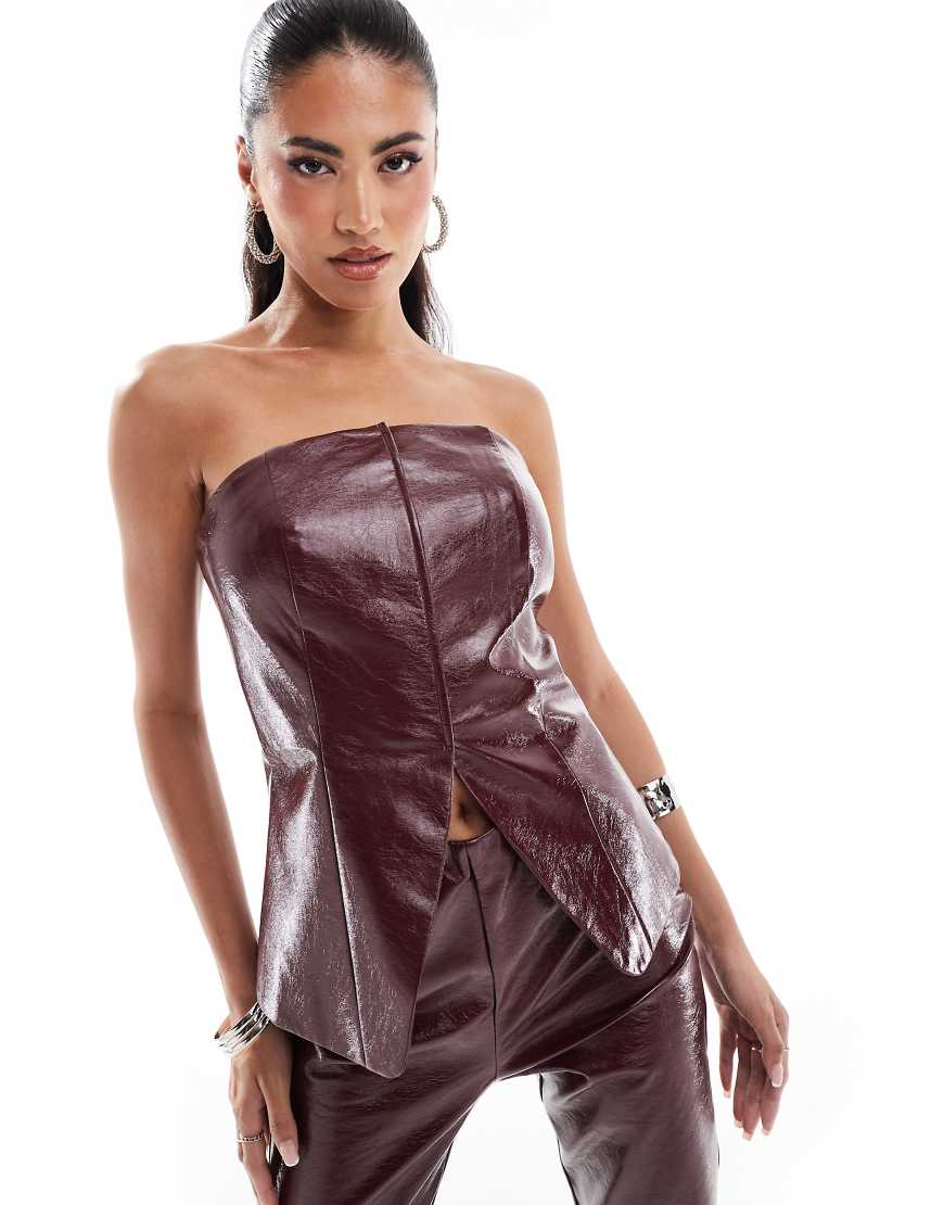 ASOS DESIGN - Weste aus Kunstleder in Rot von ASOS DESIGN