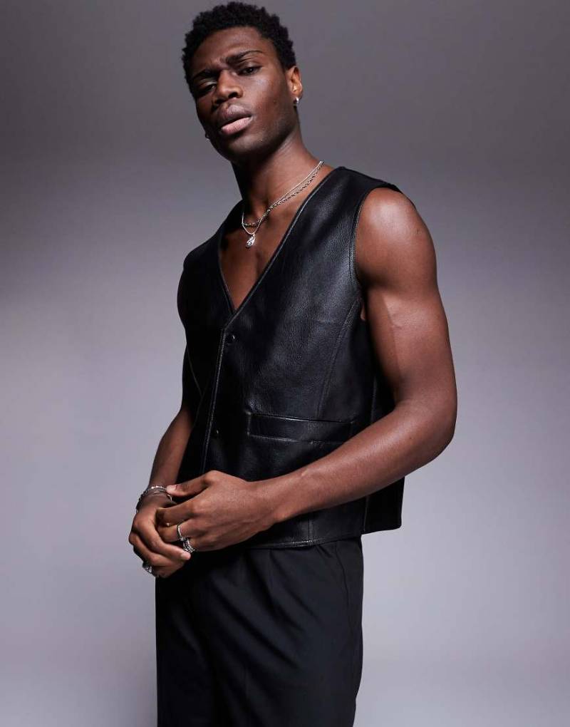 ASOS DESIGN - Weste aus Kunstleder in Schwarz von ASOS DESIGN
