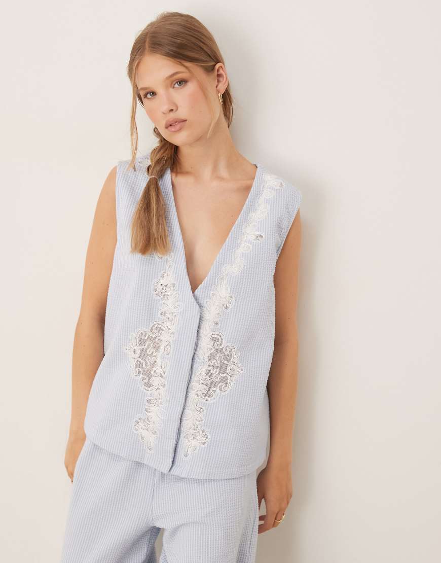 ASOS DESIGN - Weste aus Seersucker mit Stickerei-Bunt ASOS DESIGN - Weste aus Seersucker mit Stickerei-Bunt von ASOS DESIGN