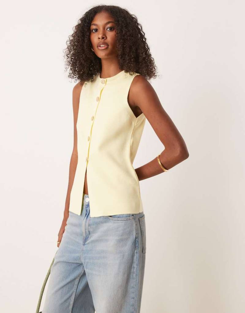 ASOS DESIGN - Weste aus Strickstoff in Buttermilchgelb mit Rundhalsausschnitt und goldfarbenen Knöpfen von ASOS DESIGN