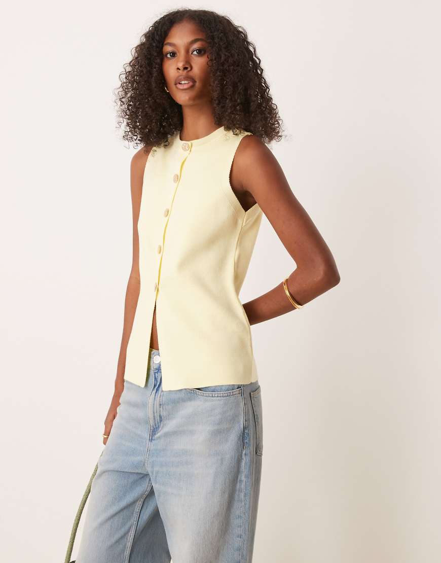 ASOS DESIGN - Weste aus Strickstoff in Buttermilchgelb mit Rundhalsausschnitt und goldfarbenen Knöpfen von ASOS DESIGN