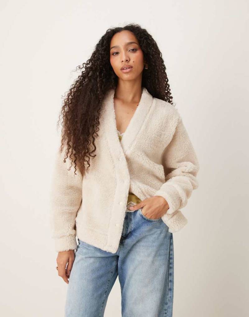 ASOS DESIGN - Weste aus Teddyfleece in Cremeweiß mit durchgehender Knopfleiste und Kontrasteinfassung-Rot von ASOS DESIGN