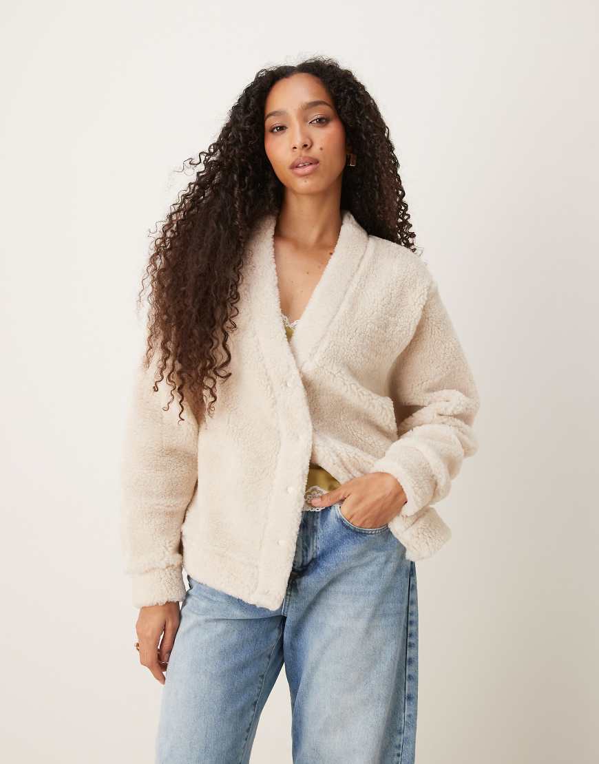 ASOS DESIGN - Weste aus Teddyfleece in Cremeweiß mit durchgehender Knopfleiste und Kontrasteinfassung-Rot von ASOS DESIGN