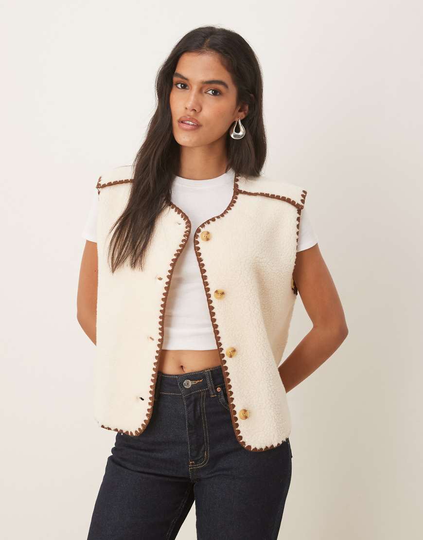 ASOS DESIGN - Weste aus Teddyfleece in Cremeweiß und Braun mit Languettenstich von ASOS DESIGN