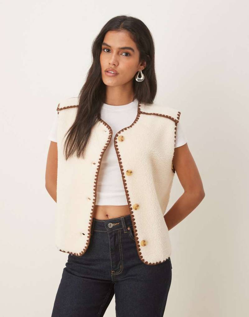 ASOS DESIGN - Weste aus Teddyfleece in Cremeweiß und Braun mit Languettenstich von ASOS DESIGN
