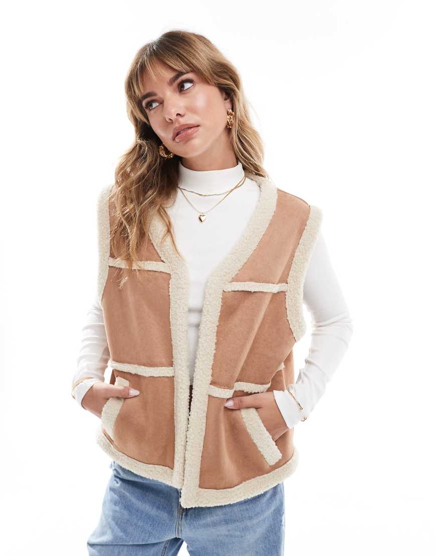 ASOS DESIGN - Weste aus Wildlederimitat in Hellbraun mit Teddyfellbesatz-Bunt von ASOS DESIGN