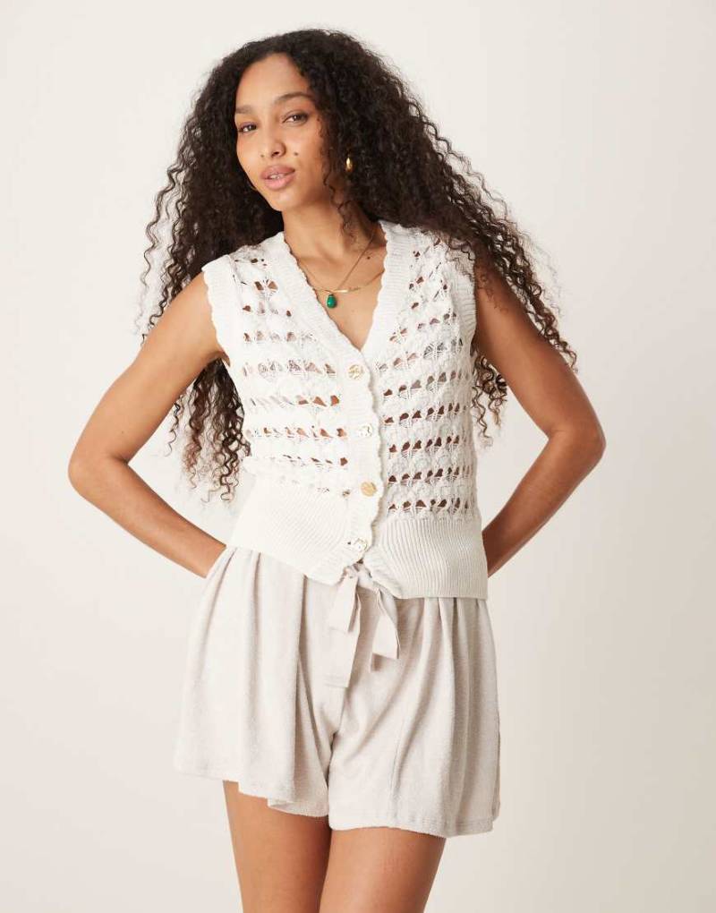 ASOS DESIGN - Weste aus Häkelstrick in Weiß mit Muschelsaum und goldfarbenen Knöpfen von ASOS DESIGN