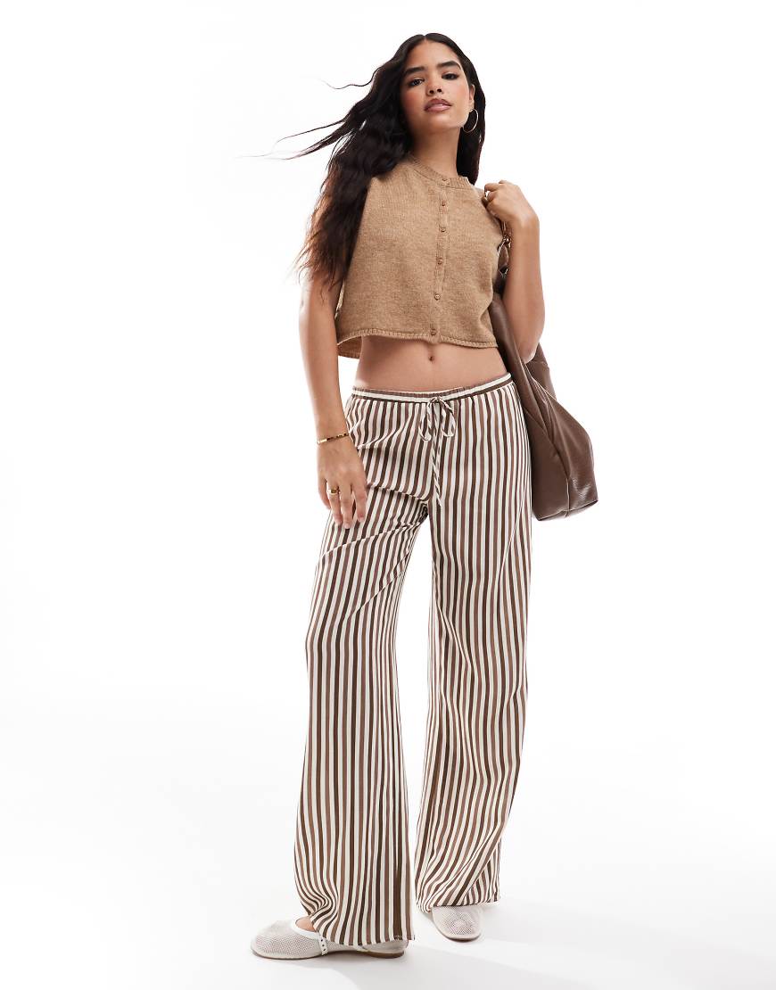 ASOS DESIGN - Weste aus flauschigem Strick in Camel-Neutral ASOS DESIGN - Weste aus flauschigem Strick in Camel-Neutral von ASOS DESIGN