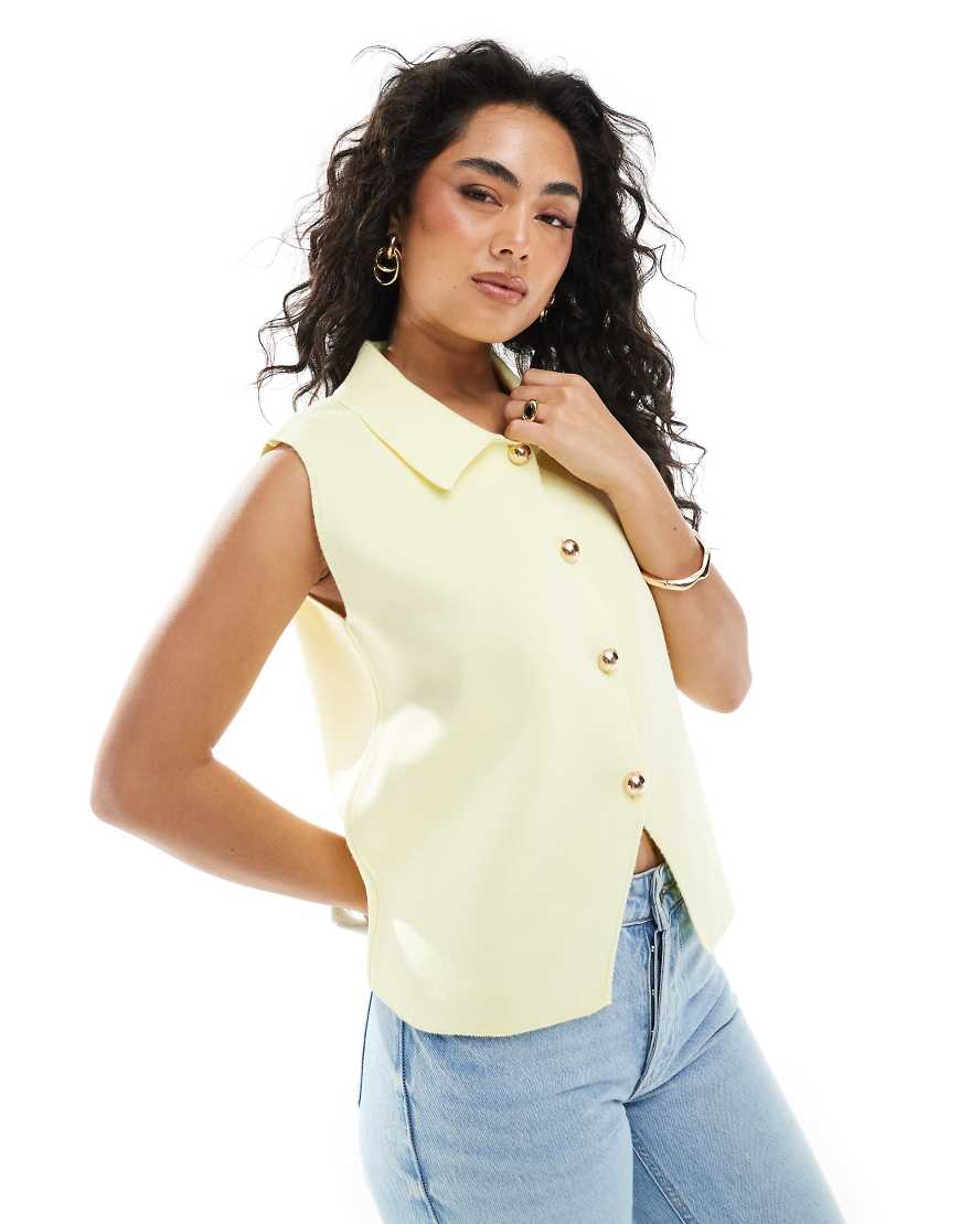 ASOS DESIGN - Weste aus kompaktem Strick in Buttermilchgelb mit Kragen ASOS DESIGN - Weste aus kompaktem Strick in Buttermilchgelb mit Kragen von ASOS DESIGN