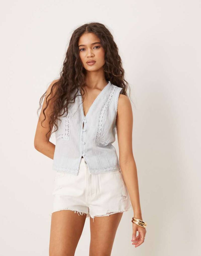 ASOS DESIGN - Weste in Blau mit Spitzenborte von ASOS DESIGN
