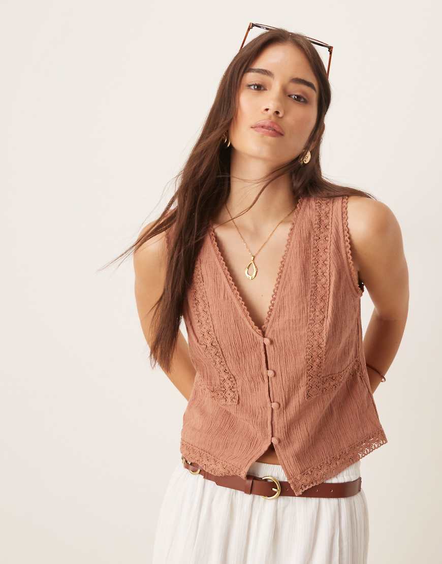 ASOS DESIGN - Weste in Braun mit Spitzenborte ASOS DESIGN - Weste in Braun mit Spitzenborte von ASOS DESIGN