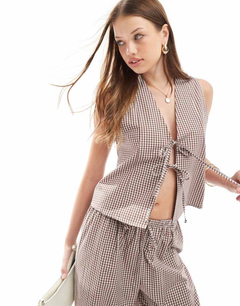 ASOS DESIGN - Weste in Braun mit Vichy-Karos und Bindeband vorne von ASOS DESIGN