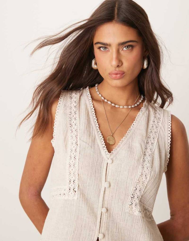 ASOS DESIGN - Weste in Cremeweiß mit Spitzenborte von ASOS DESIGN