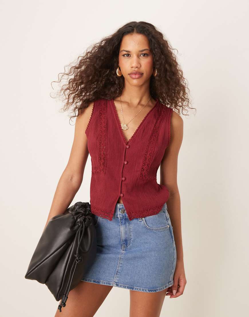 ASOS DESIGN - Weste in Dunkelrot mit Spitzenbesatz von ASOS DESIGN