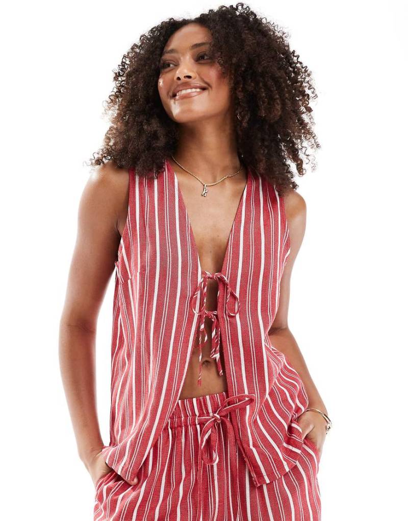 ASOS DESIGN - Weste in Rot gestreift mit Leinenoptik und gebundener Vorderseite, Kombiteil-Bunt von ASOS DESIGN