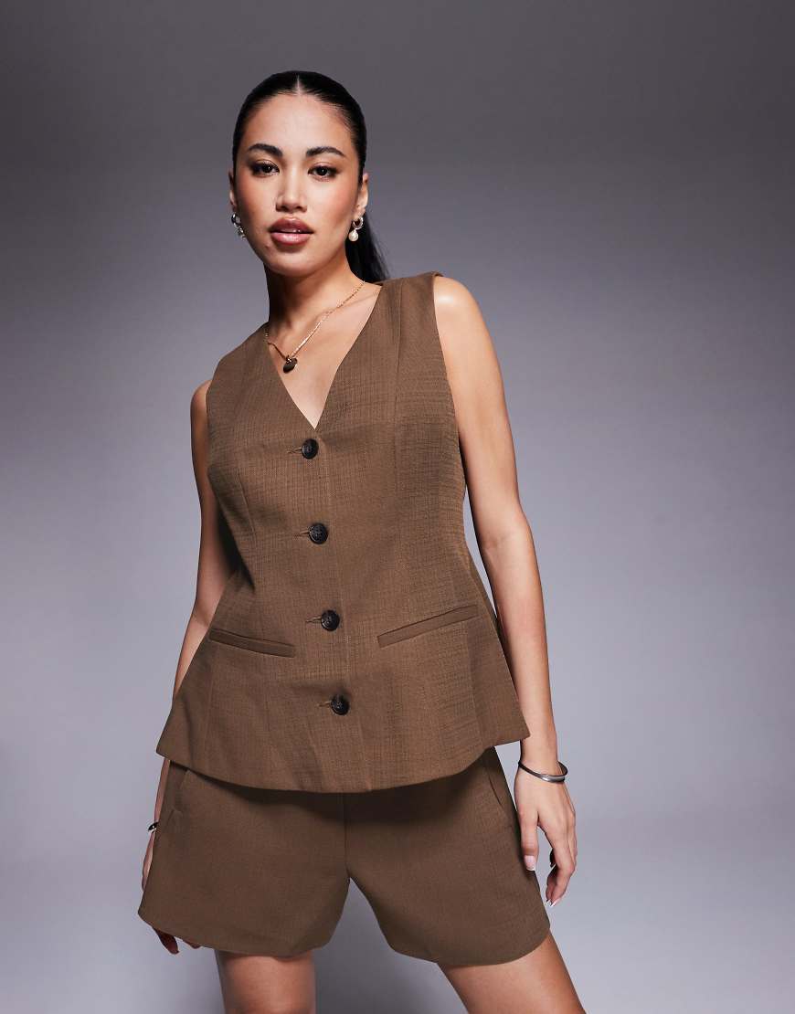 ASOS DESIGN - Weste in Schokobraun mit Schößchen, Kombiteil ASOS DESIGN - Weste in Schokobraun mit Schößchen, Kombiteil von ASOS DESIGN