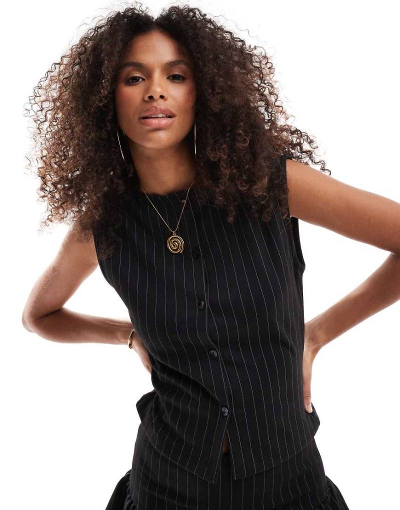 ASOS DESIGN - Weste in Schwarz mit Nadelstreifen-Bunt von ASOS DESIGN