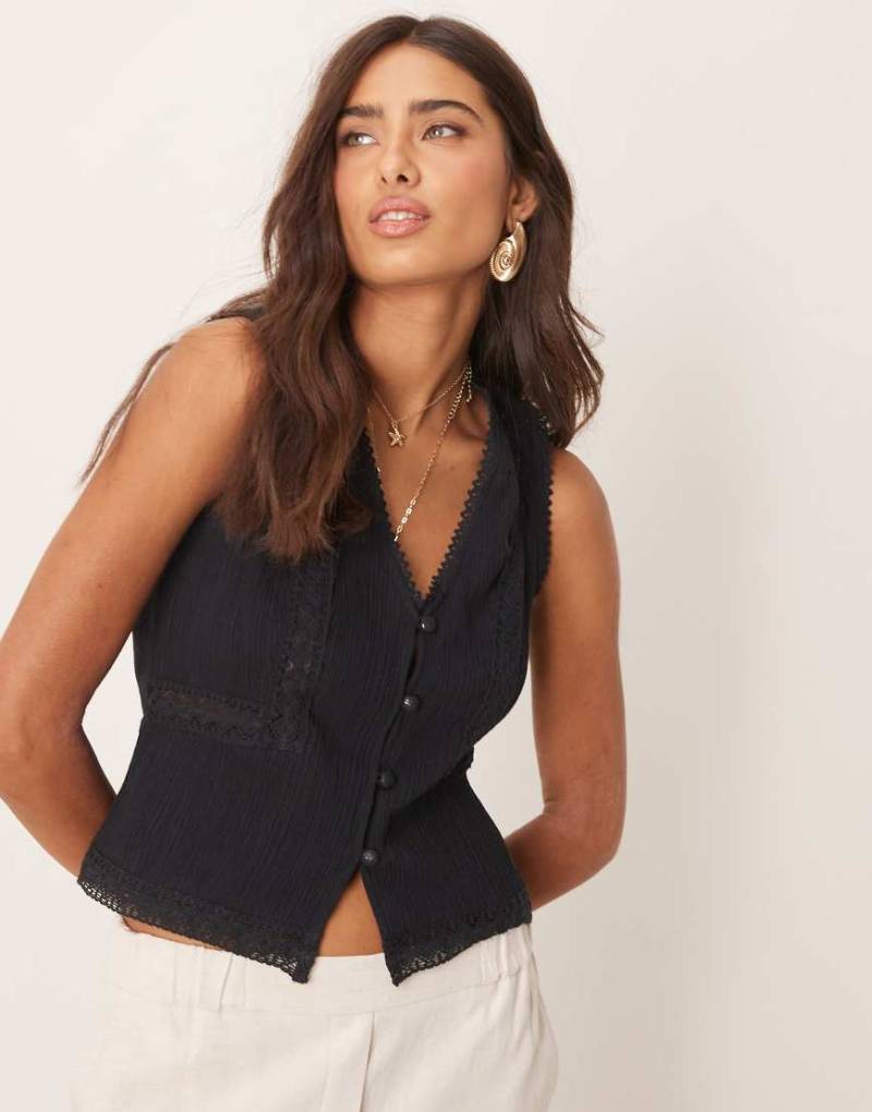 ASOS DESIGN - Weste in Schwarz mit Spitzenborte von ASOS DESIGN