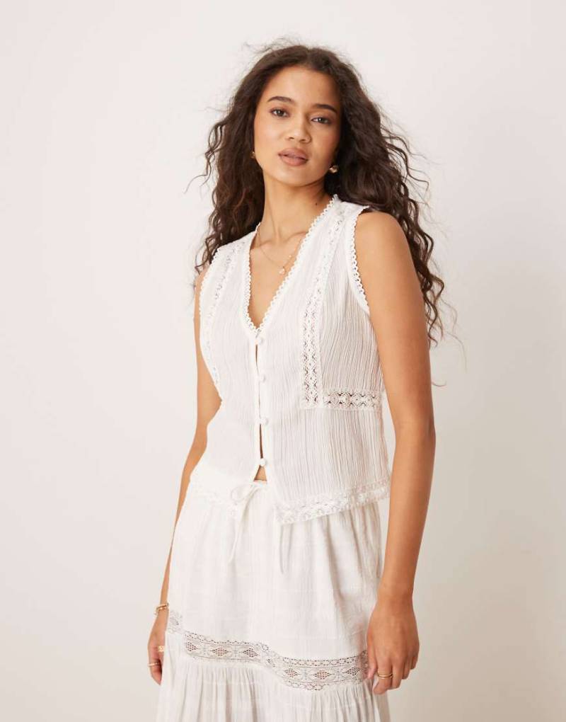 ASOS DESIGN - Weste in Weiß mit Spitzenborte von ASOS DESIGN