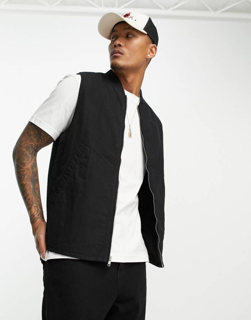 ASOS DESIGN - Weste in schwarzer Waschung mit Bomberjacken-Kragen von ASOS DESIGN