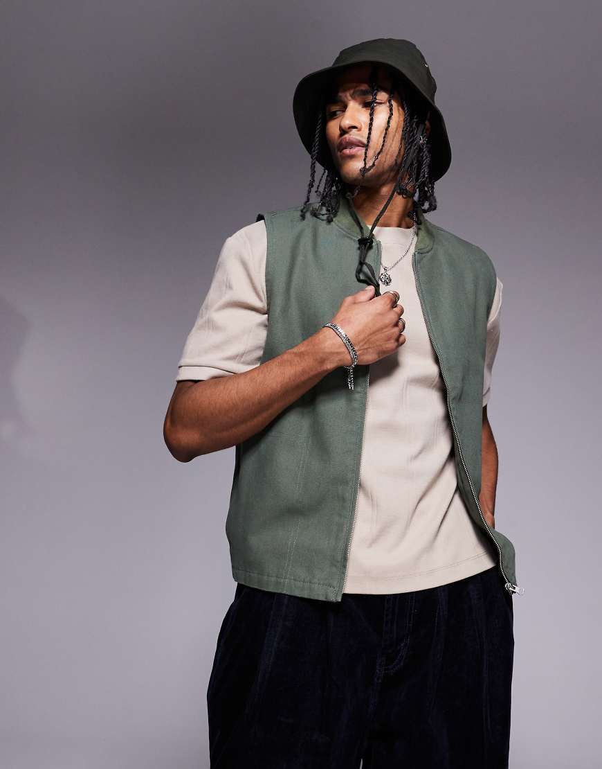 ASOS DESIGN - Weste in verwaschenem Khaki-Grün ASOS DESIGN - Weste in verwaschenem Khaki-Grün von ASOS DESIGN