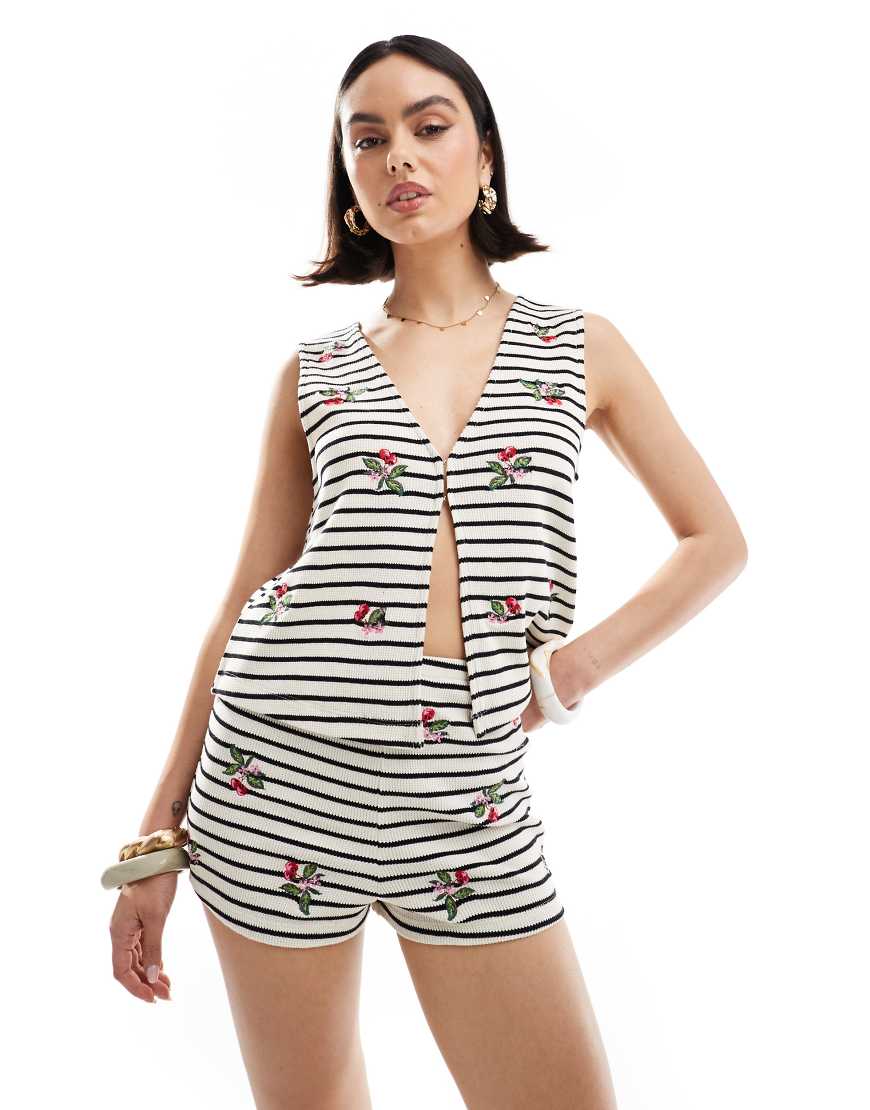ASOS DESIGN - Weste mit Streifen und Kirsch-Stickereien-Bunt ASOS DESIGN - Weste mit Streifen und Kirsch-Stickereien-Bunt von ASOS DESIGN