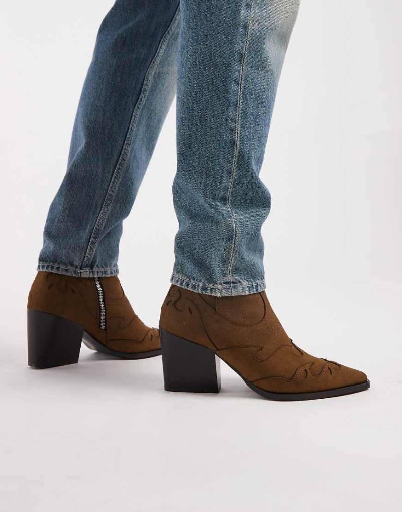 ASOS DESIGN - Western-Chelsea-Boots in Beige mit Absatz im Kuba-Stil-Neutral ASOS DESIGN - Western-Chelsea-Boots in Beige mit Absatz im Kuba-Stil-Neutral von ASOS DESIGN