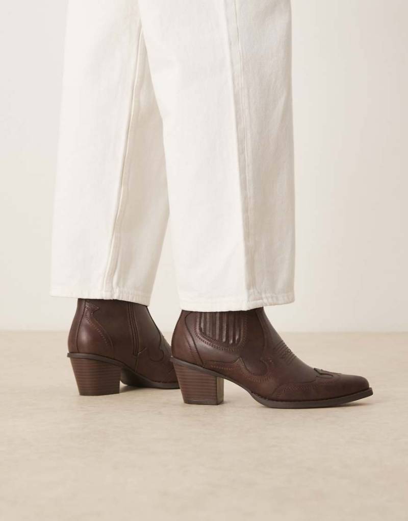 ASOS DESIGN - Western-Chelsea-Boots in Braun mit Absatz im Kuba-Stil von ASOS DESIGN