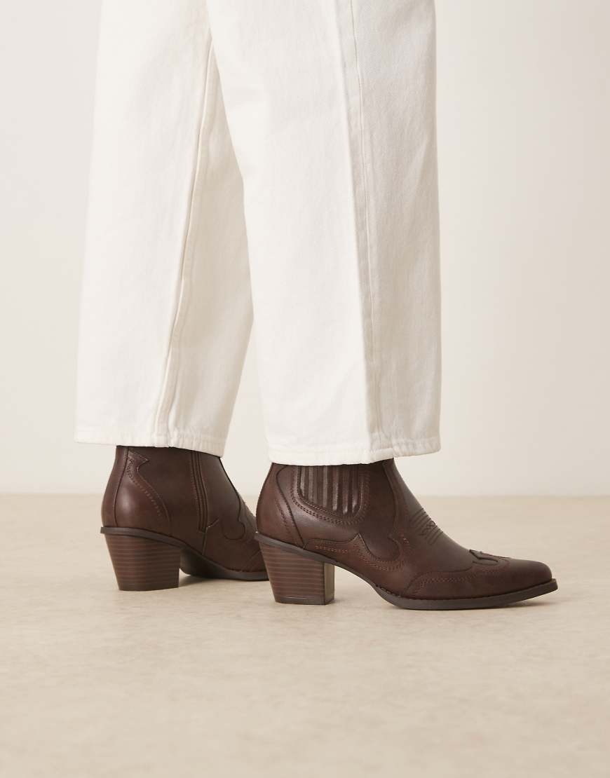 ASOS DESIGN - Western-Chelsea-Boots in Braun mit Absatz im Kuba-Stil von ASOS DESIGN