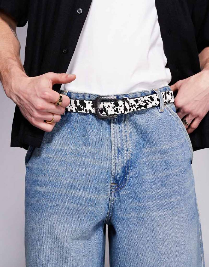 ASOS DESIGN - Western-Gürtel im Cowboy-Stil aus Leder mit Kuhfell-Print in Ponyhaar-Optik-Bunt von ASOS DESIGN