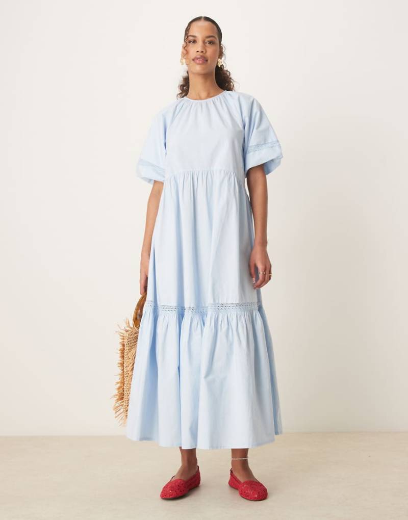 ASOS DESIGN - Western-Maxikleid in Blau mit Rundhalsausschnitt, Puffärmeln und Spitzendetail von ASOS DESIGN
