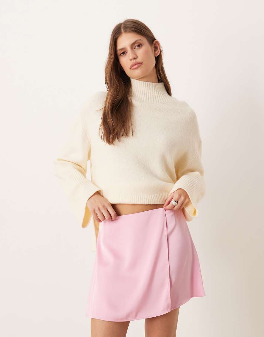 ASOS DESIGN - Wickel-Minirock aus Satin in Rosa von ASOS DESIGN